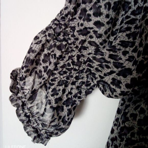 DEVOTED Luxury Apparel Peasant Style Silky Top w/elasticized cuffs/hem/n… - Picture 3 of 3